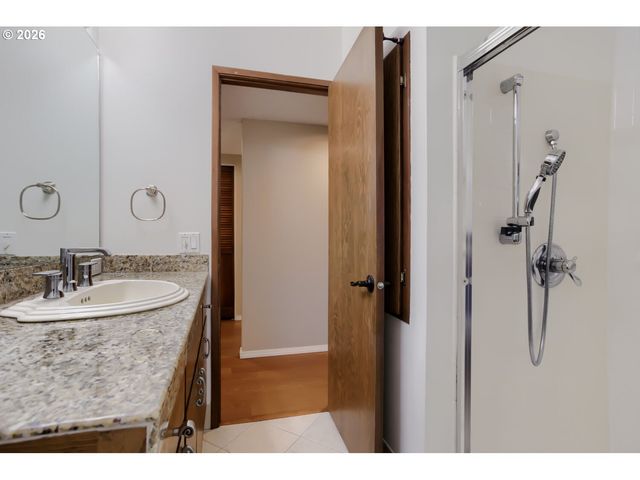 15915 Sw GREENS Way, Portland, OR 97224