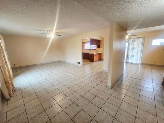 1448 E Akers Way, Dinuba, CA 93618