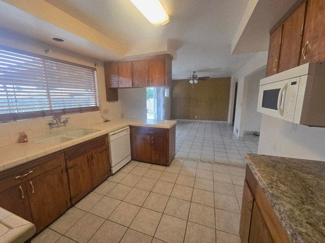 1448 E Akers Way, Dinuba, CA 93618