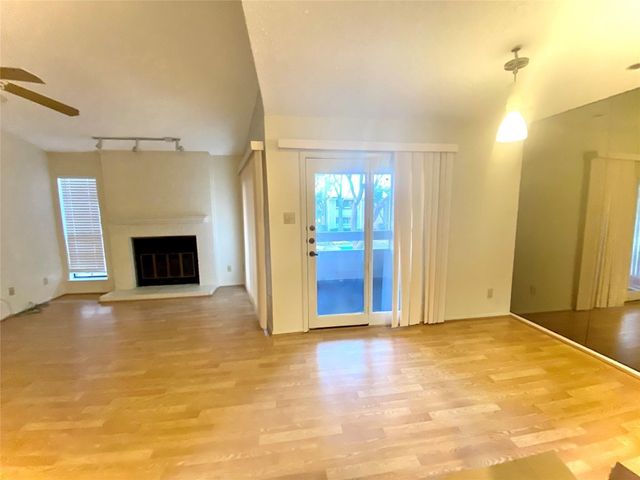 1908 CHASEWOOD Circle 207, Arlington, TX 76011