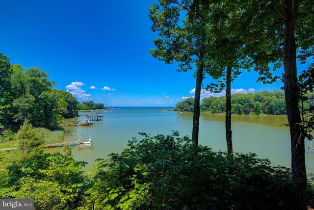 579 BAY POINTE DR, Montross, VA 22520