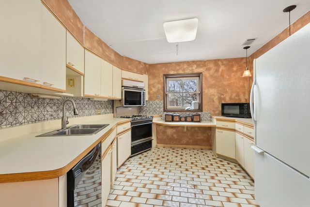 5608 S Gilbert Avenue, La Grange Highlands, IL 60525