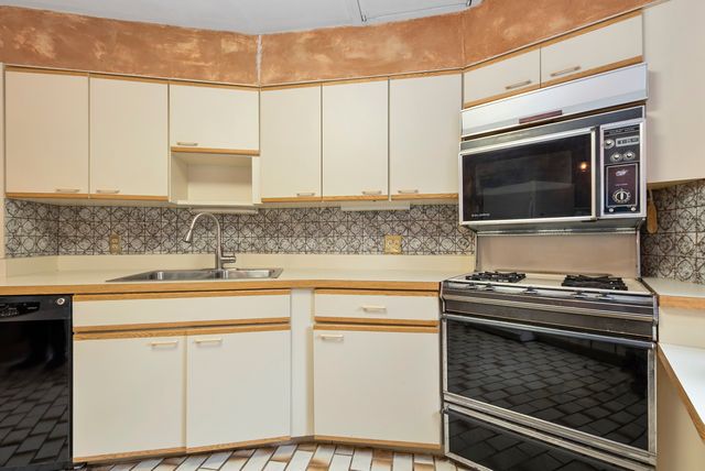 5608 S Gilbert Avenue, La Grange Highlands, IL 60525