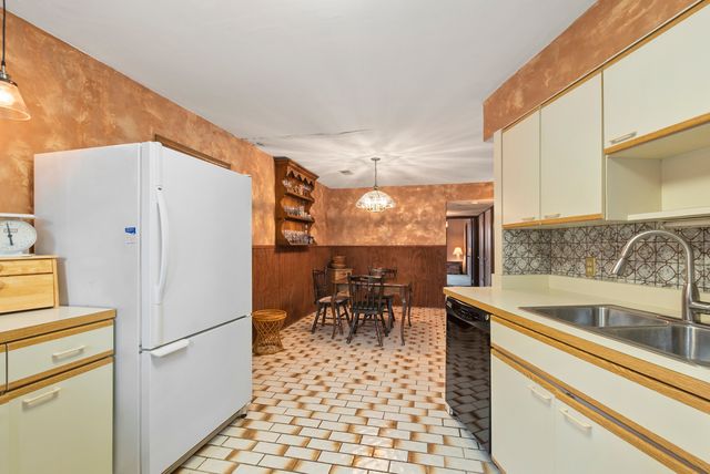 5608 S Gilbert Avenue, La Grange Highlands, IL 60525