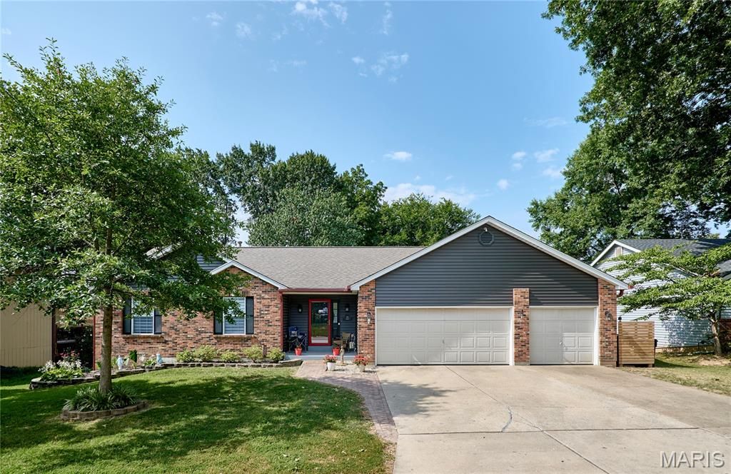 49 Savoy Drive, Lake St Louis, MO 63367