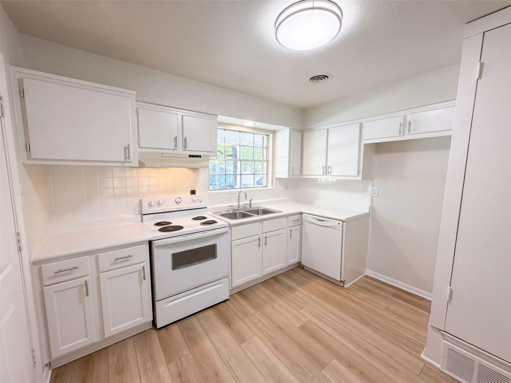 1229 King Drive, Bedford, TX 76022 — photo 2