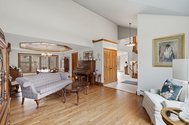 33 W Eureka Drive, Lemont, IL 60439