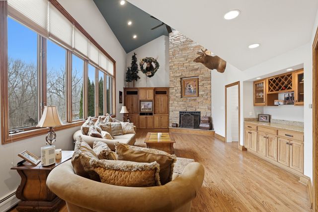 33 W Eureka Drive, Lemont, IL 60439