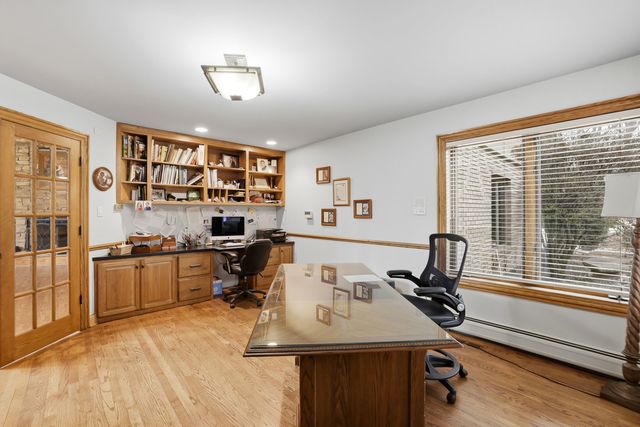 33 W Eureka Drive, Lemont, IL 60439