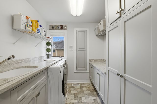 33 W Eureka Drive, Lemont, IL 60439