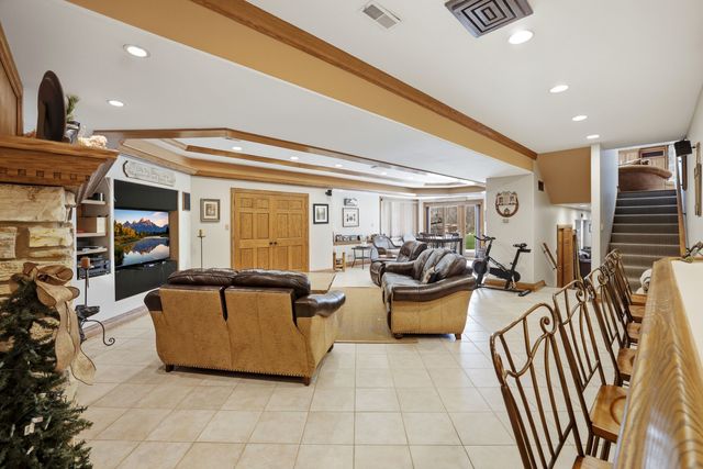 33 W Eureka Drive, Lemont, IL 60439