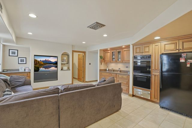 33 W Eureka Drive, Lemont, IL 60439