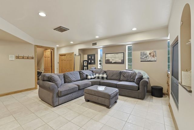 33 W Eureka Drive, Lemont, IL 60439