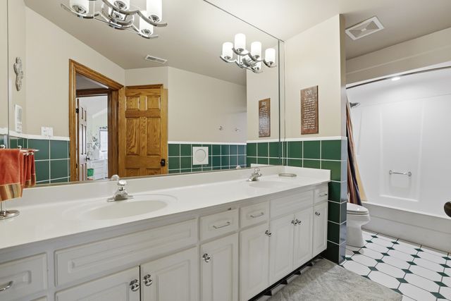 33 W Eureka Drive, Lemont, IL 60439