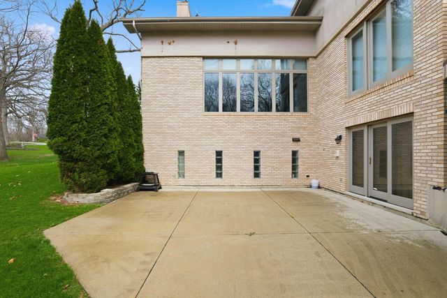 33 W Eureka Drive, Lemont, IL 60439