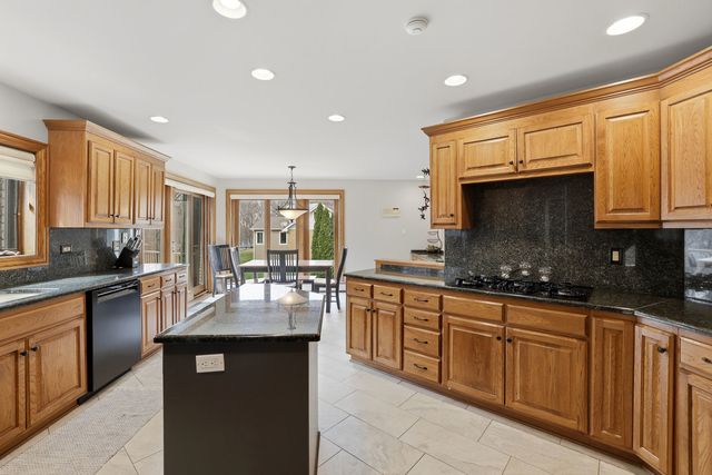 33 W Eureka Drive, Lemont, IL 60439