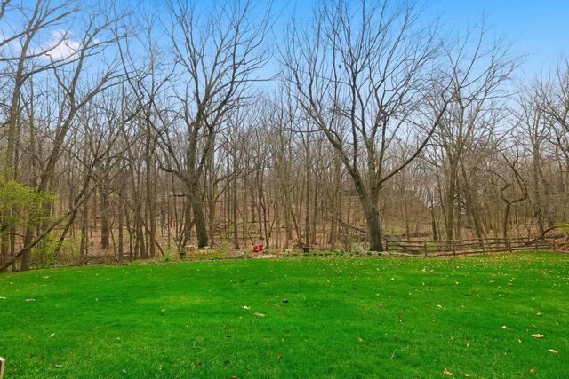 33 W Eureka Drive, Lemont, IL 60439