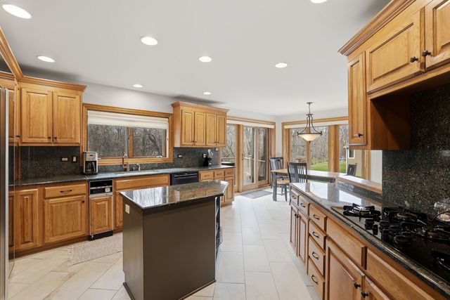 33 W Eureka Drive, Lemont, IL 60439