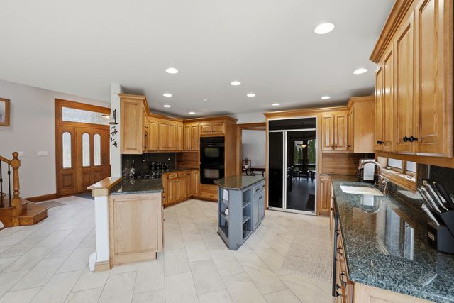 33 W Eureka Drive, Lemont, IL 60439