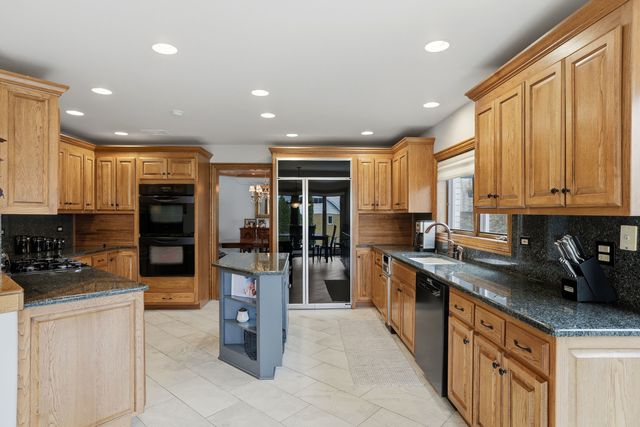 33 W Eureka Drive, Lemont, IL 60439