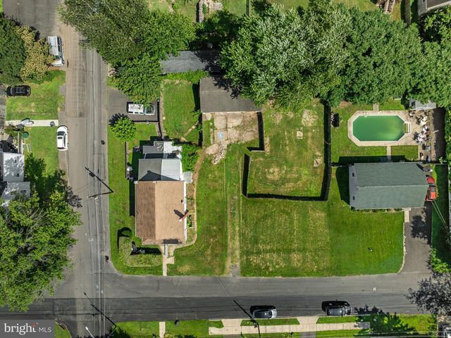 203 ROBERTSON AVE, Morrisville, PA 19067