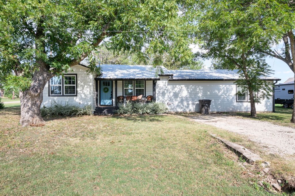 403 5th Street, Blanket, TX 76432