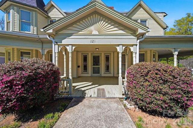 121 5th Avenue NE, Hickory, NC 28601
