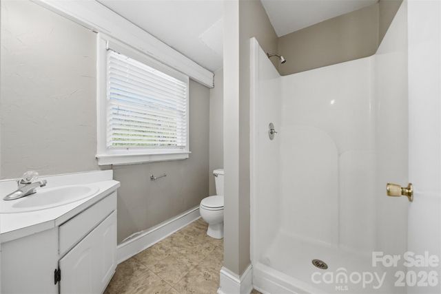 121 5th Avenue NE, Hickory, NC 28601