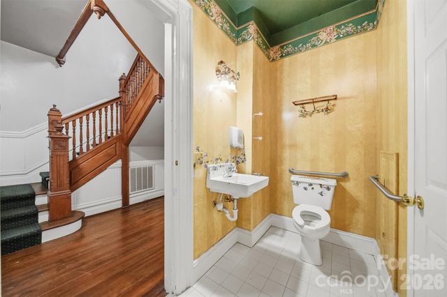 121 5th Avenue NE, Hickory, NC 28601