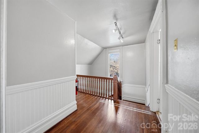121 5th Avenue NE, Hickory, NC 28601