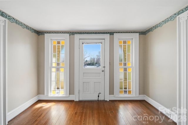 121 5th Avenue NE, Hickory, NC 28601