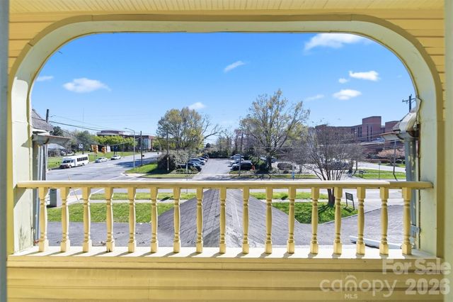 121 5th Avenue NE, Hickory, NC 28601