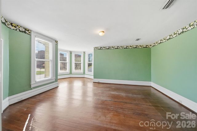 121 5th Avenue NE, Hickory, NC 28601