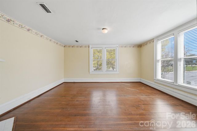 121 5th Avenue NE, Hickory, NC 28601