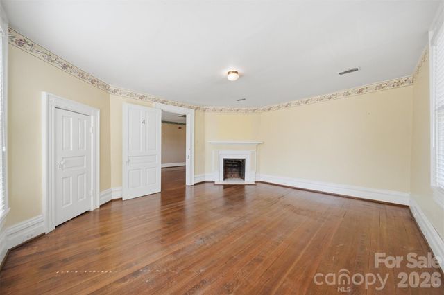 121 5th Avenue NE, Hickory, NC 28601