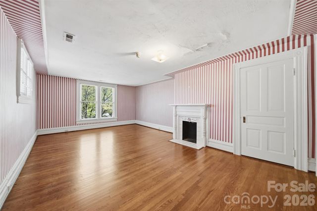 121 5th Avenue NE, Hickory, NC 28601