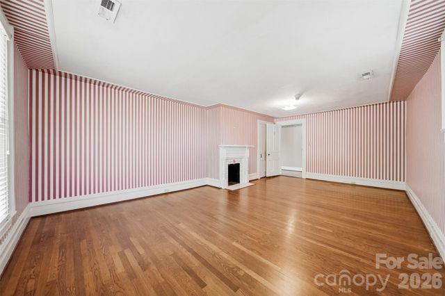 121 5th Avenue NE, Hickory, NC 28601
