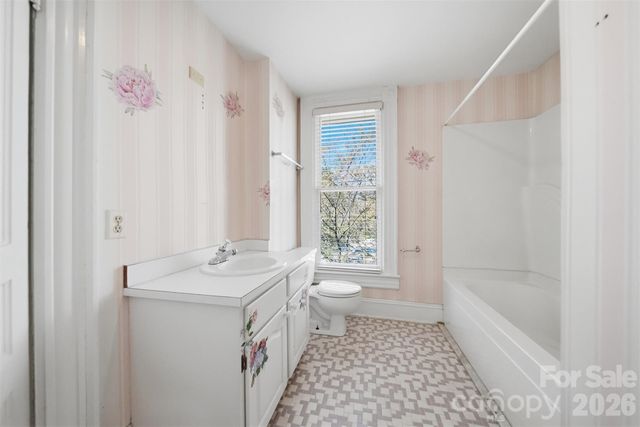121 5th Avenue NE, Hickory, NC 28601