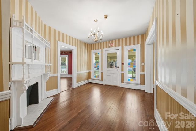 121 5th Avenue NE, Hickory, NC 28601