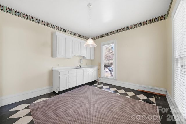 121 5th Avenue NE, Hickory, NC 28601