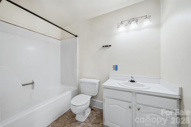 121 5th Avenue NE, Hickory, NC 28601
