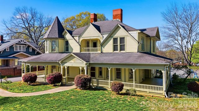 121 5th Avenue NE, Hickory, NC 28601