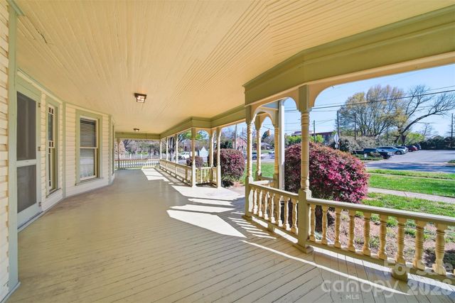121 5th Avenue NE, Hickory, NC 28601