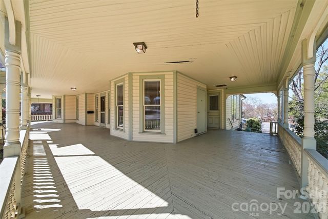 121 5th Avenue NE, Hickory, NC 28601