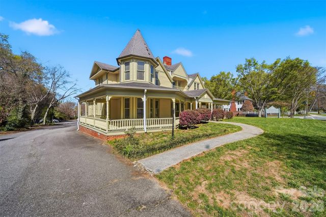 121 5th Avenue NE, Hickory, NC 28601