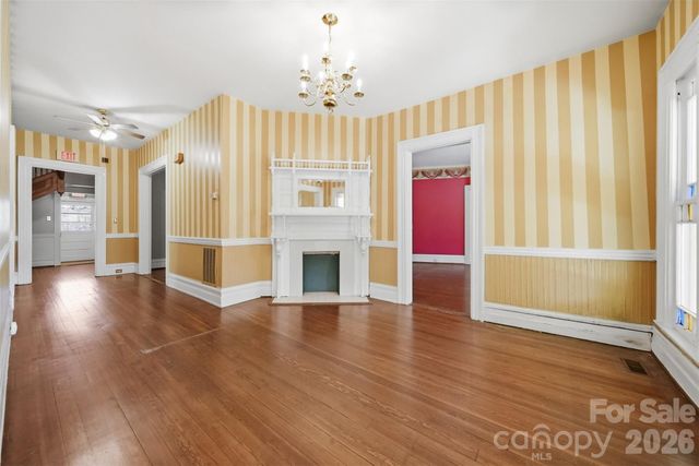 121 5th Avenue NE, Hickory, NC 28601