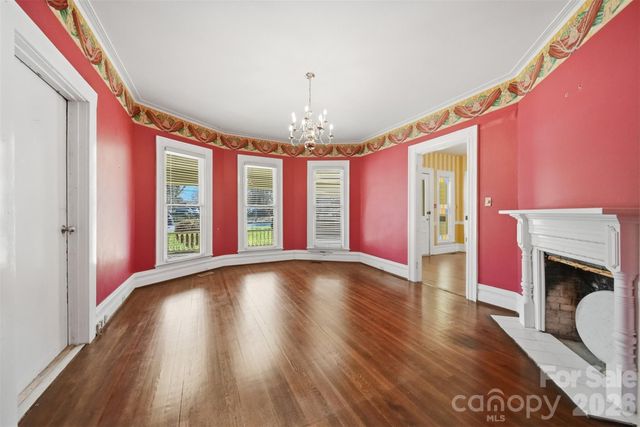 121 5th Avenue NE, Hickory, NC 28601