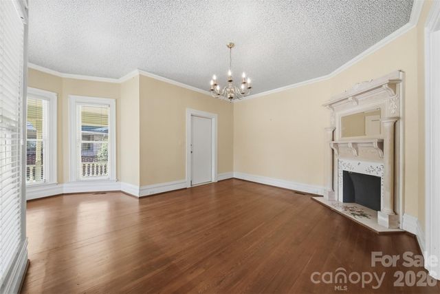 121 5th Avenue NE, Hickory, NC 28601