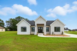 1 Ivy Dr, Fayetteville, TN 37334