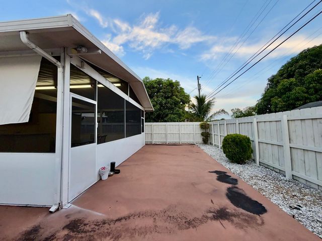 1092 W 32nd Street, Hialeah, FL 33012